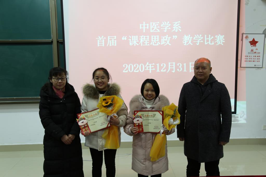 评委为获奖选手颁奖